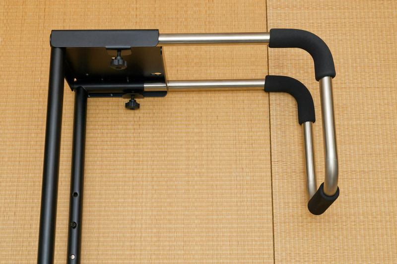 幅方向は2つのノブを緩めてパイプをスライドすることで調整する