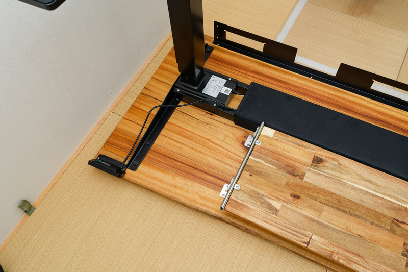 デスクをひっくり返したところ。引き出しの横に取り付けたいがスペースが狭過ぎる