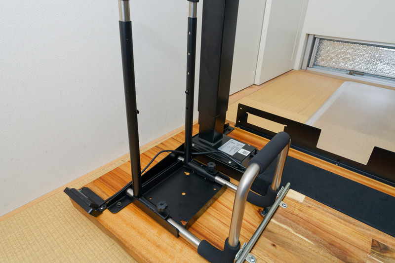 とりあえずあてがってみたが幅調整不可。しかもPCを載せるときには背後に見えるデスクの脚にPC本体が干渉する