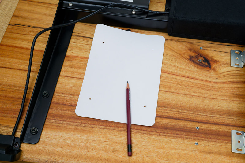 テンプレートを使って下穴のための目印をマーキング