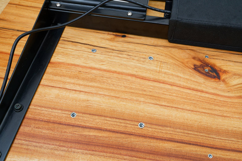 鬼目ナットを埋め込む