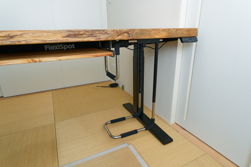 裏返していたデスクを元に戻した