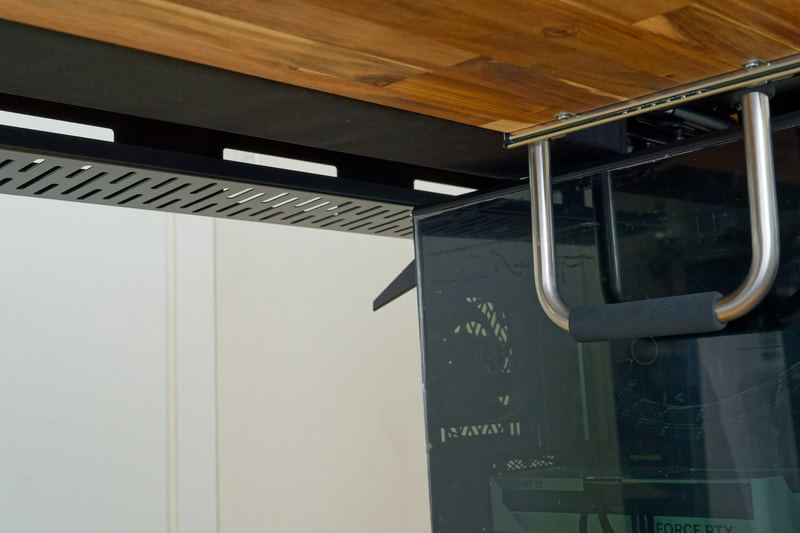 電動昇降デスクの電源ユニットや、背後のケーブルトレイなどとの干渉も避けられた