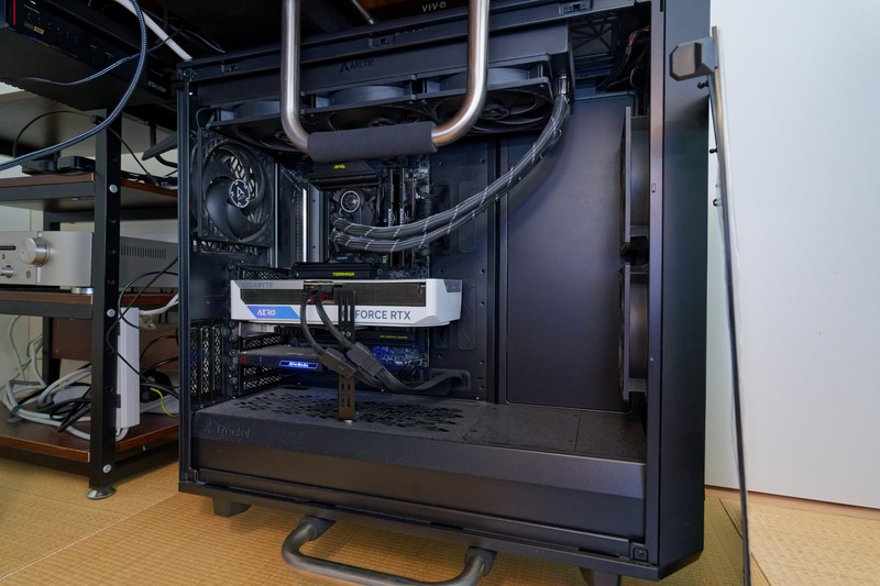 吊り下げたままサイドカバーを外してちょっとしたメンテナンスも