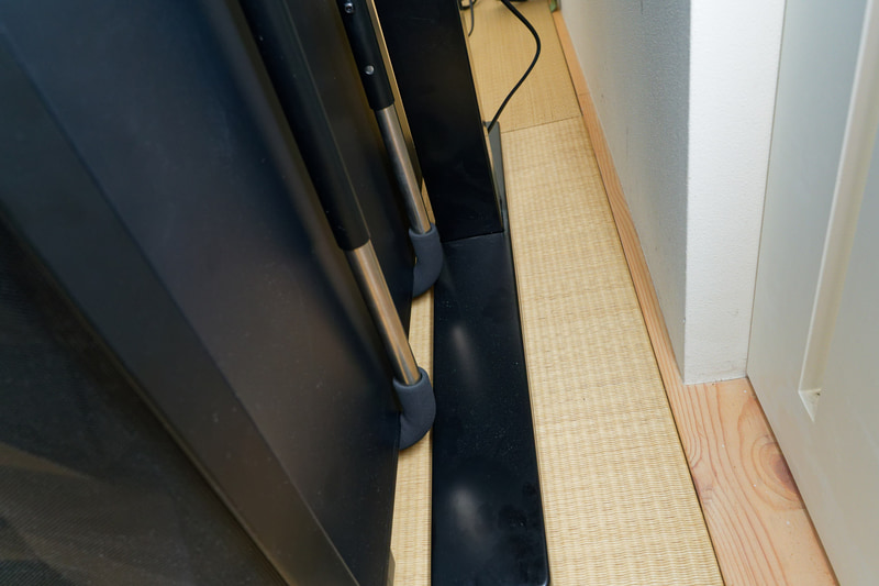 デスクの脚ギリギリにまで寄せて固定した結果、デスクを下げたときにパイプが脚に当たってしまう状況になったので、気を付けなければいけない