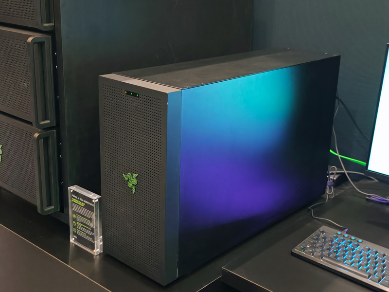 RazerがCESで展示していたAI用ワークステーションと、それを3台を1台にするラックソリューション(CES26で撮影)
