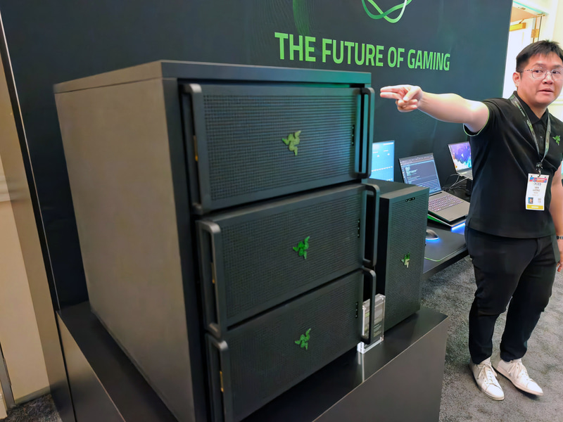 RazerがCESで展示していたAI用ワークステーションと、それを3台を1台にするラックソリューション(CES26で撮影)