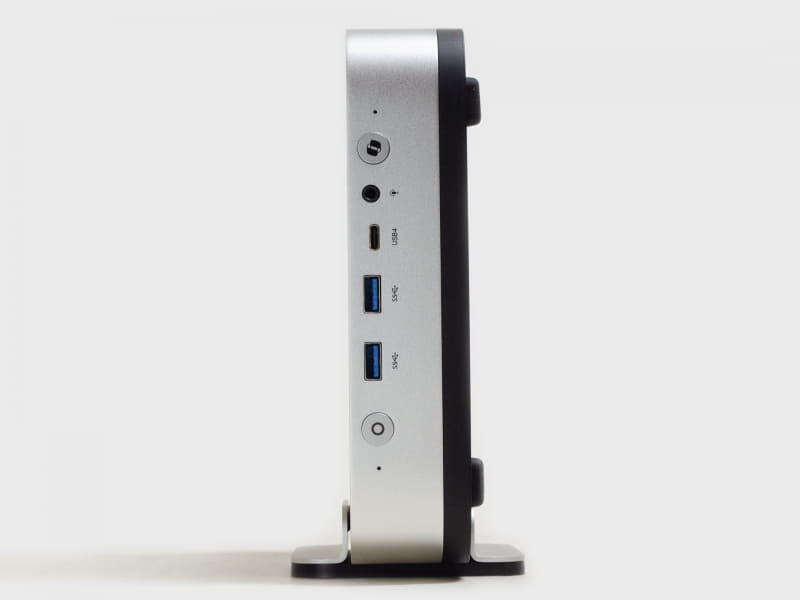 前面。縦置きスタンド装着時。電源ボタン、USB 3.2 Gen 2 2基、USB4、音声入出力、Copilotボタン。天板に指紋センサー、SDカードスロットは右側面