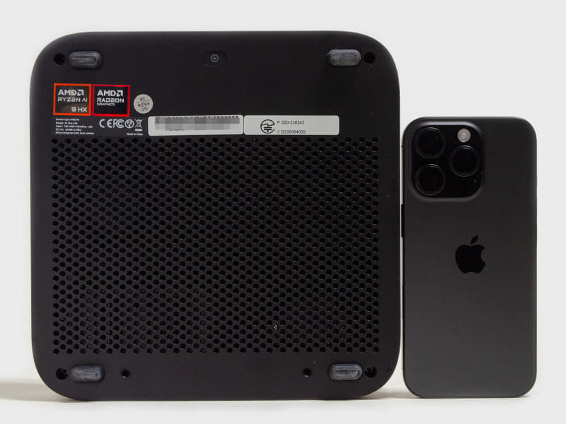 裏面。iPhone 16 Proとの比較からも分かるように、ミニPCとしては大きめ