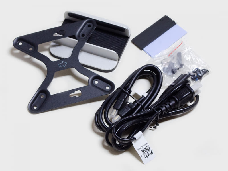 付属品。HDMIケーブル、ACケーブル、VESAマウンタ、縦置きスタンド、M.2 2280 SSD用放熱版