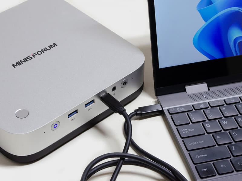 いつものキーボード付きモバイルモニターへ接続。USB4が前面/背面と2つあり、Type-Cケーブル1本で接続可能
