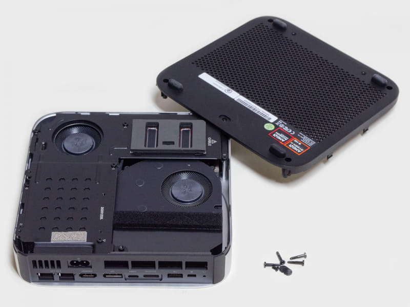 裏の4隅にネジがあるのでそれを外し、後ろ側中央にゴムがあるのでこれも外す