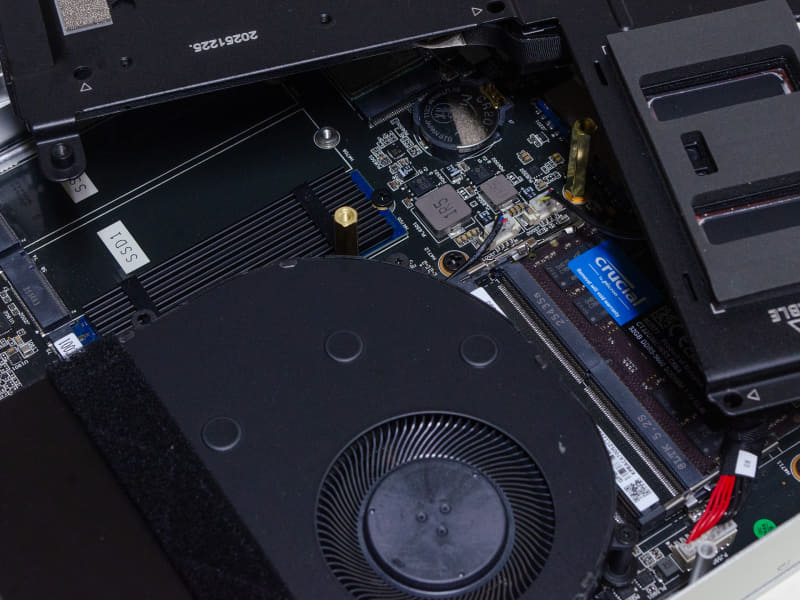 さらにネジ8本外すとメモリスロット2基と、M.2 2280スロット3基にアクセスできる。メモリはCrucialだが、もう販売中止しているのでいつまで見られるのやら……