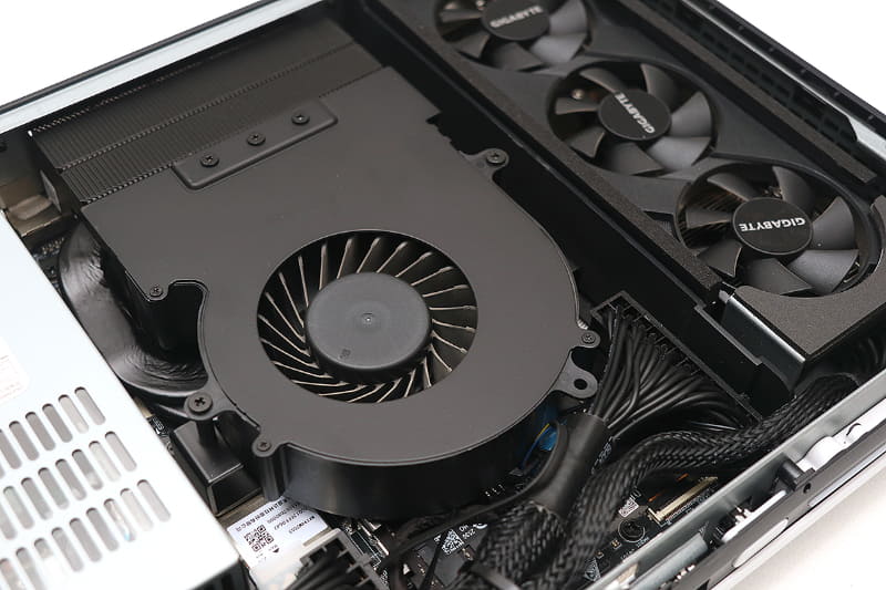 CPU用のファンはブロワーでかなり大口径。最大100Wを冷やすため必要だったのだろう