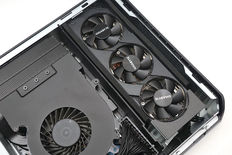 標準搭載のビデオカードはGIGABYTE製だ