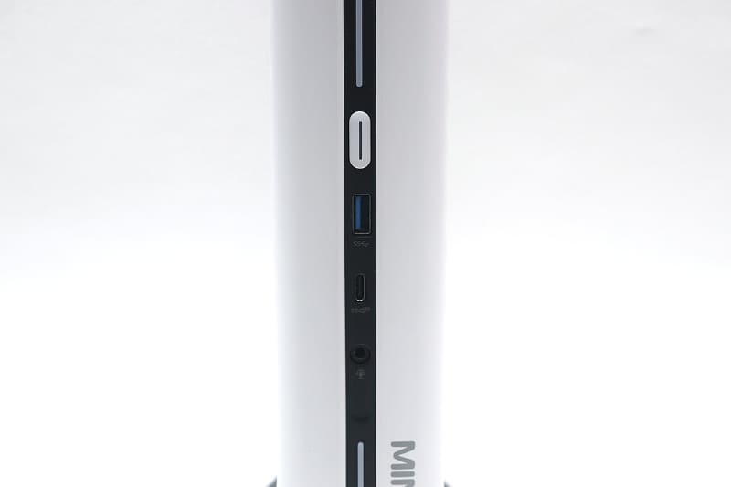 本体前面は中央部にUSB 3.2 Gen 2 Type-C、USB 3.2 Gen 2、音声入出力を搭載