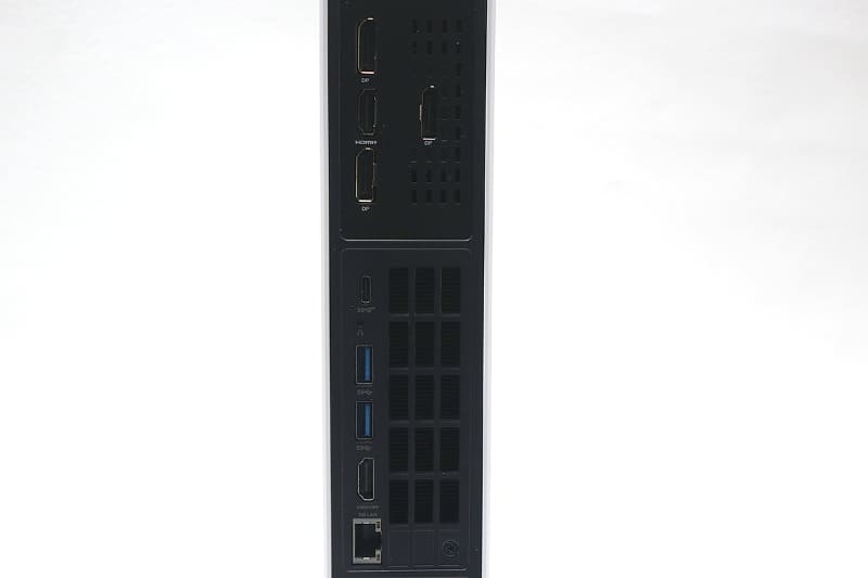 背面はUSB 3.2 Gen 2 Type-C、USB 3.2 Gen 2、HDMI 2.1出力 2基(1基はオンボード)、DisplayPort 2.1b 2基、DisplayPort 1.4a 1基、5Gigabit Ethernet
