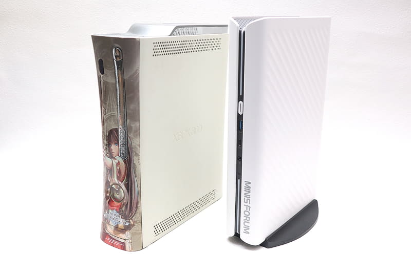 Xbox 360(左)との比較