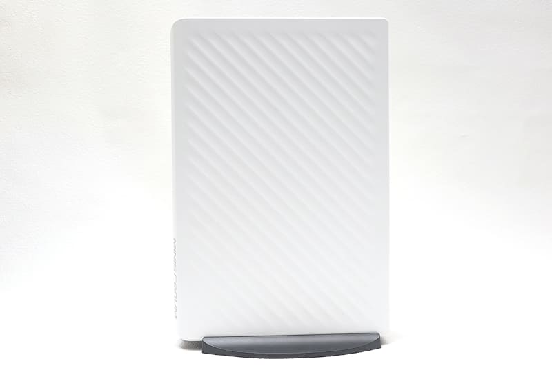 本体右側面。波打ったようなパネルが印象的