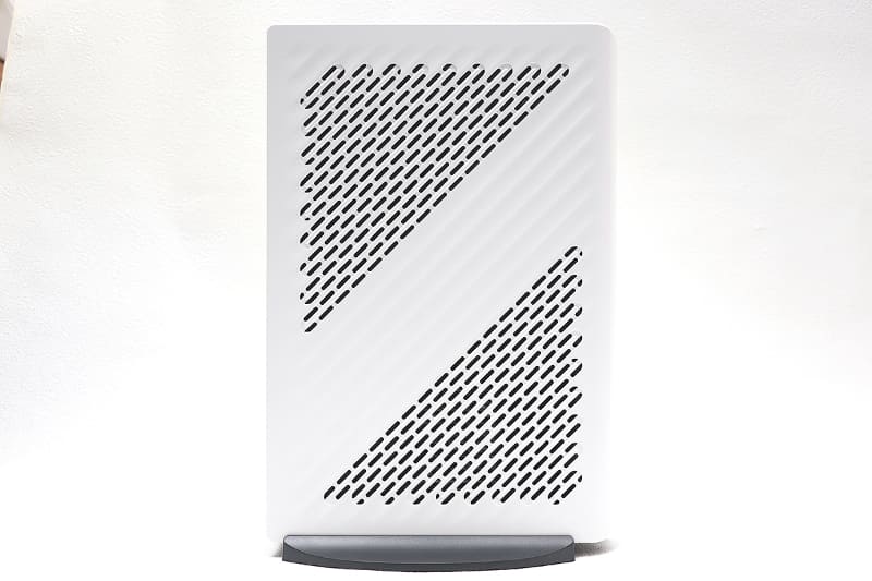 本体左側面。吸気口はこちら側に設けている