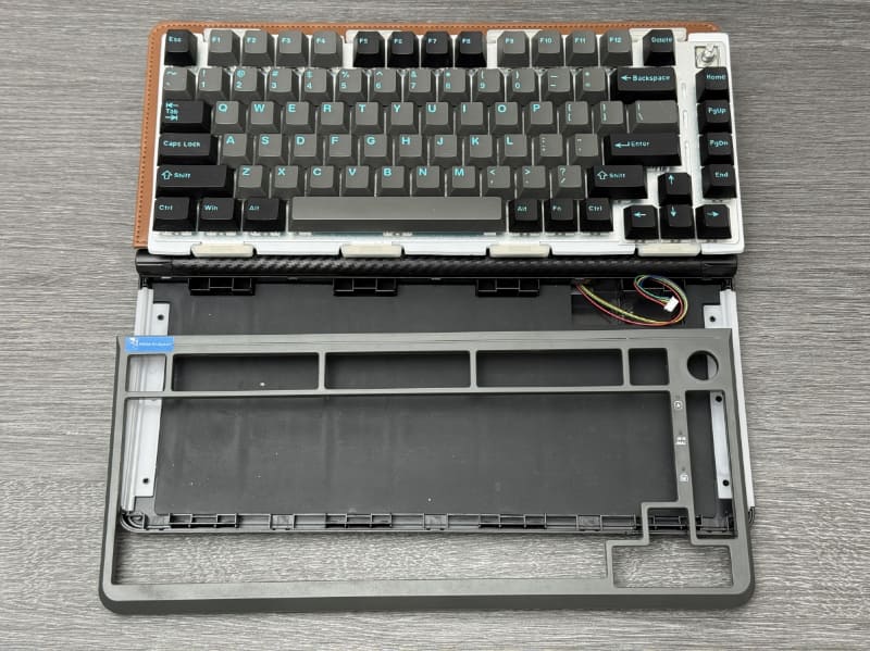 背面のみならず、キーボード側のフレームも外して液晶を分離できるようにした