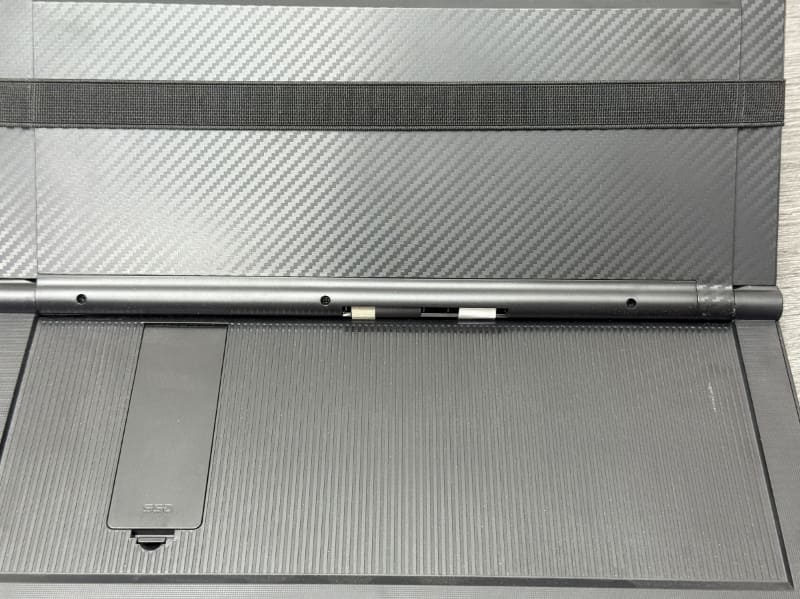 液晶背面のヒンジ部分にもネジ