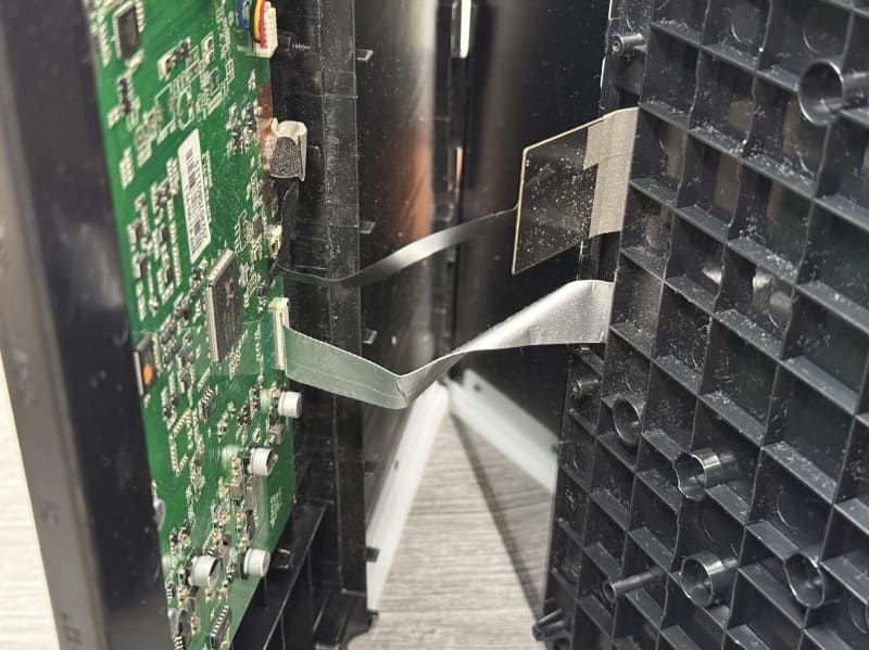 液晶分離時、フラットケーブルに注意したい