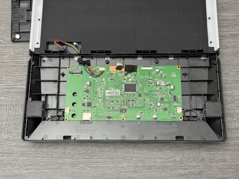 基板部分。なお、ここにアクセスするだけなら液晶を外す必要はない