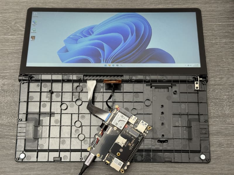 とりあえず液晶は無事使えたが、タッチパネルはピンアサインが異なるためか動作しなかった