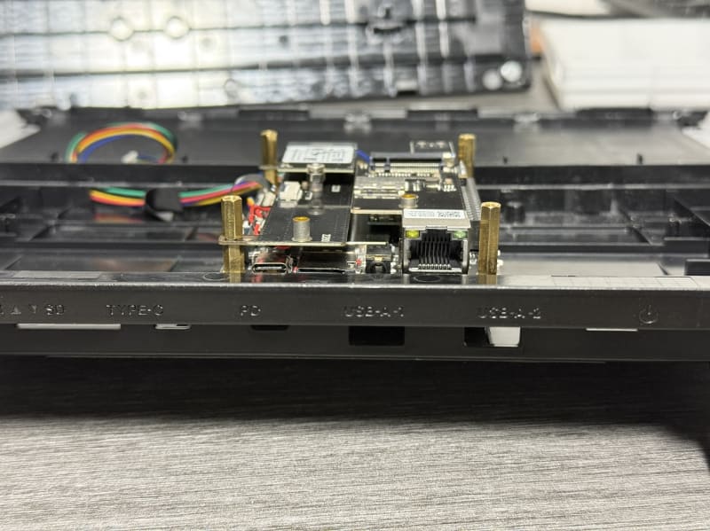 多数のドーターボードをとりあえずスタックした状態で置いてみるとはみ出てしまうので、工夫が必要になりそうだ