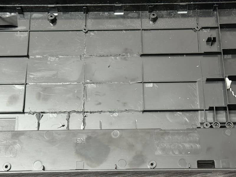 内部の補強用リブを除去して平らにする