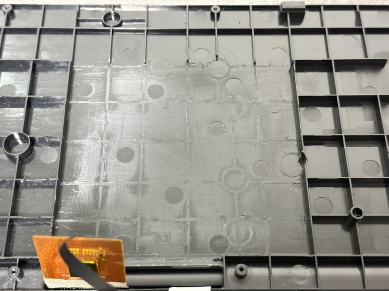 内部の補強用リブを除去して平らにする