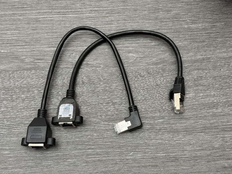 LANケーブルの延長。高さがあるためカットが必要だ