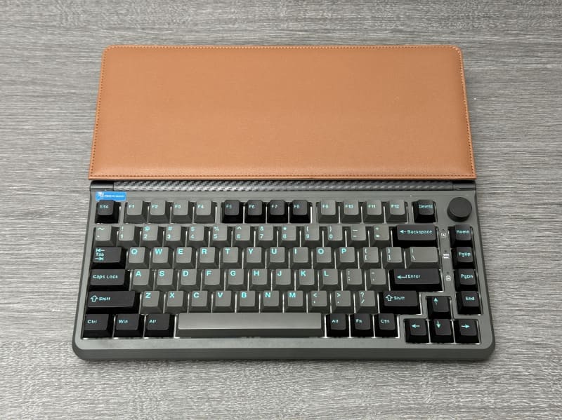 Kwumsy K3。この背面にはドック用の基板が収められているのだが、LattePanda IOTAが入りそうなサイズなのだ