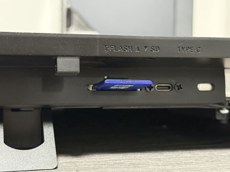 SDカードとmicroSDカードの2種類があるが、どちらか片方しか利用できない