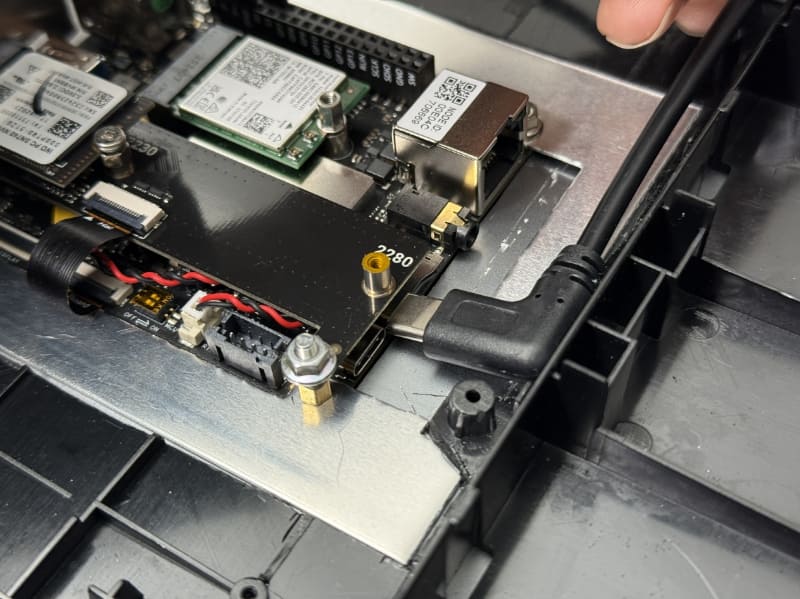 USB Type-Cコネクタも厚みがあるため、追加でカットが必要に