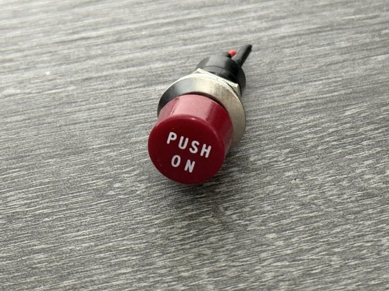 誰がどう見ても電源スイッチ、という電源スイッチを取り付けた