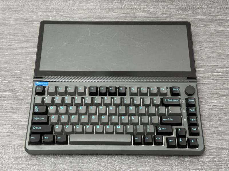 Kwumsy K3。この背面にはドック用の基板が収められているのだが、LattePanda IOTAが入りそうなサイズなのだ