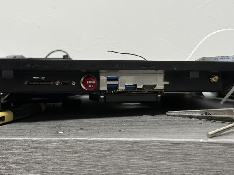 電源ボタンのほかに無線LAN用の穴もついでに開けた