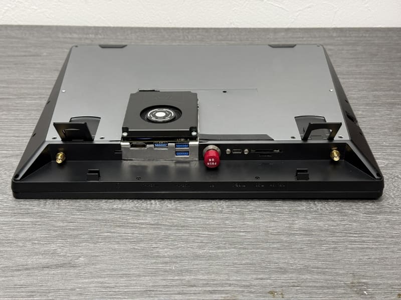 ファンとヒートシンクが底面からはみ出しているため、必ず足を立てて使う必要がある