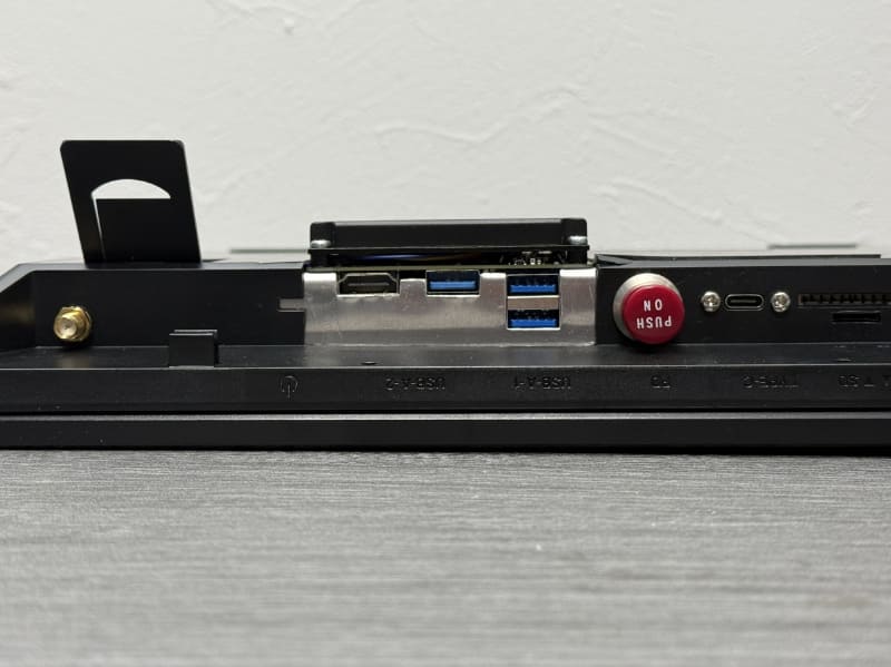 ただそもそも立てて使っていたとのことで、問題はないだろう。課題となる排熱やメンテナンス性も考慮せずに済む