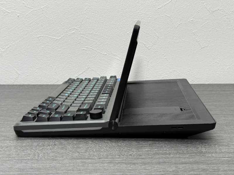 Kwumsy K3。この背面にはドック用の基板が収められているのだが、LattePanda IOTAが入りそうなサイズなのだ