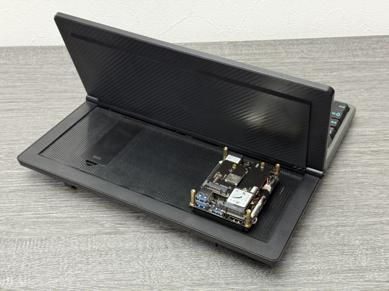 Kwumsy K3。この背面にはドック用の基板が収められているのだが、LattePanda IOTAが入りそうなサイズなのだ