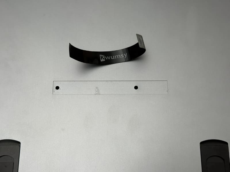 Kwumsyのシールの下にネジが2本隠されているので注意