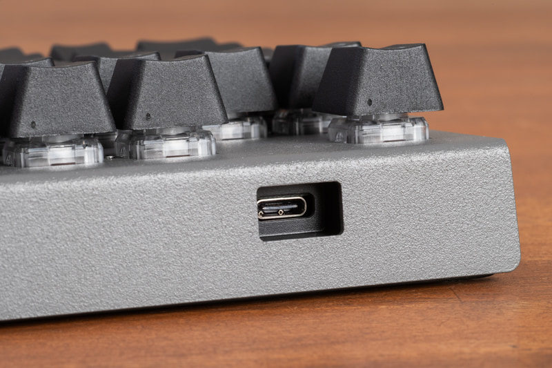 端子は左奥側に配置