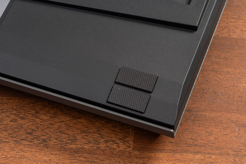 小さいながらも強力なすべり止めが裏面の四隅についている