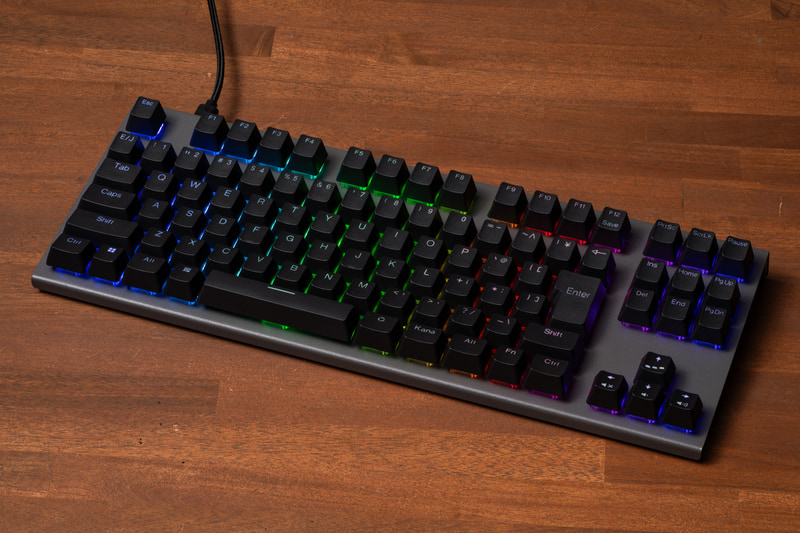 キーキャップの文字部分がほんのり光り、天板プレートの反射光がキーの隙間から見える形