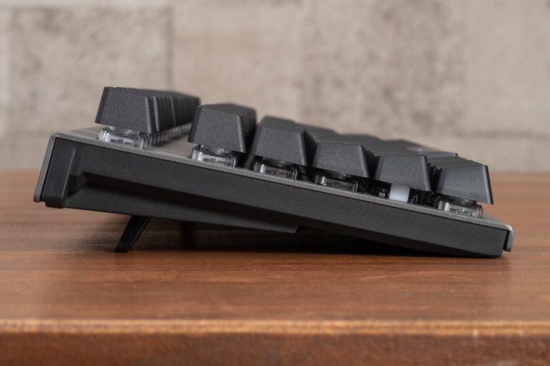 チルトレッグで2段階の角度調整も可能だ