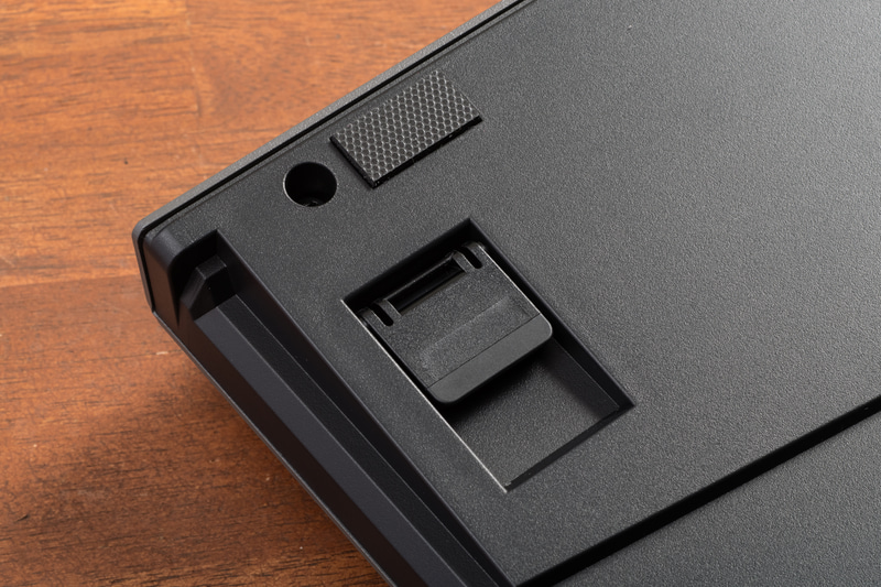 小さいながらも強力なすべり止めが裏面の四隅についている