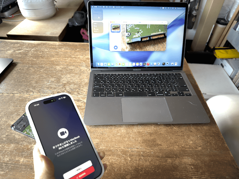 iPhoneのカメラに切り替えれば、Macのカメラでは届かない場所や手元の様子も確認できます